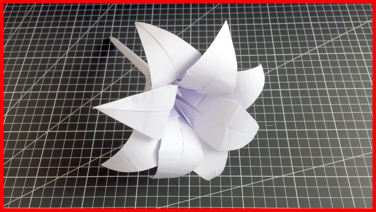 Как сделать цветок без ножниц. Оригами. Оригами цветок. Оригами Лилия. Белый цветок из бумаги.