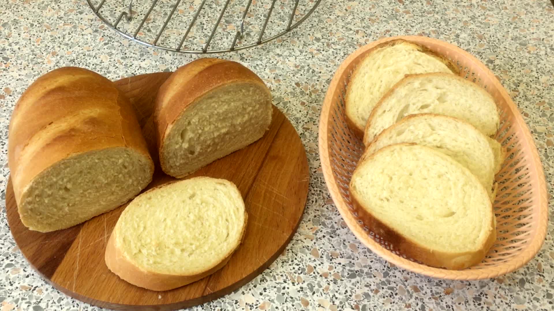 Простой хлеб на быстрых дрожжах. Хлеб на дрожжах в духовке. Быстрый хлеб в духовке. Домашний хлеб на сухих дрожжах. Белый хлеб в духовке.