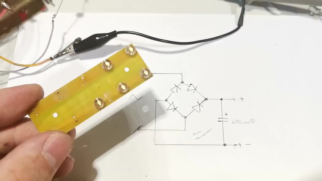 Диодный мост на четырех СВЕТОДИОДАХ.Вы увидете как переключаются диоды ...