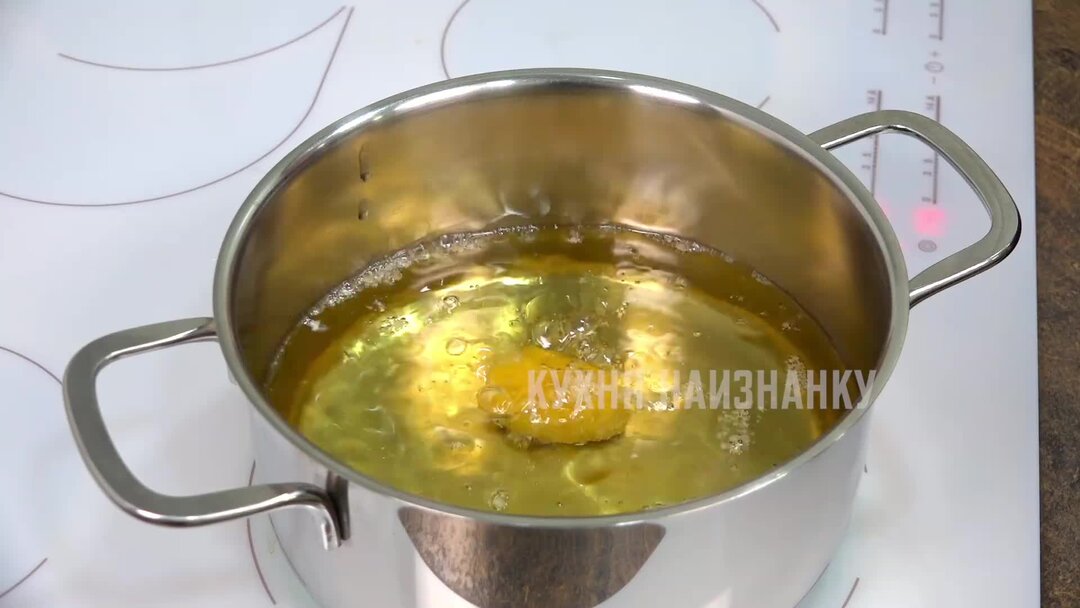 На каком растительном масле можно жарить. Наливаем масло на сковороду. Масло после жарки использовать. Кипящее масло. Кипящее масло.