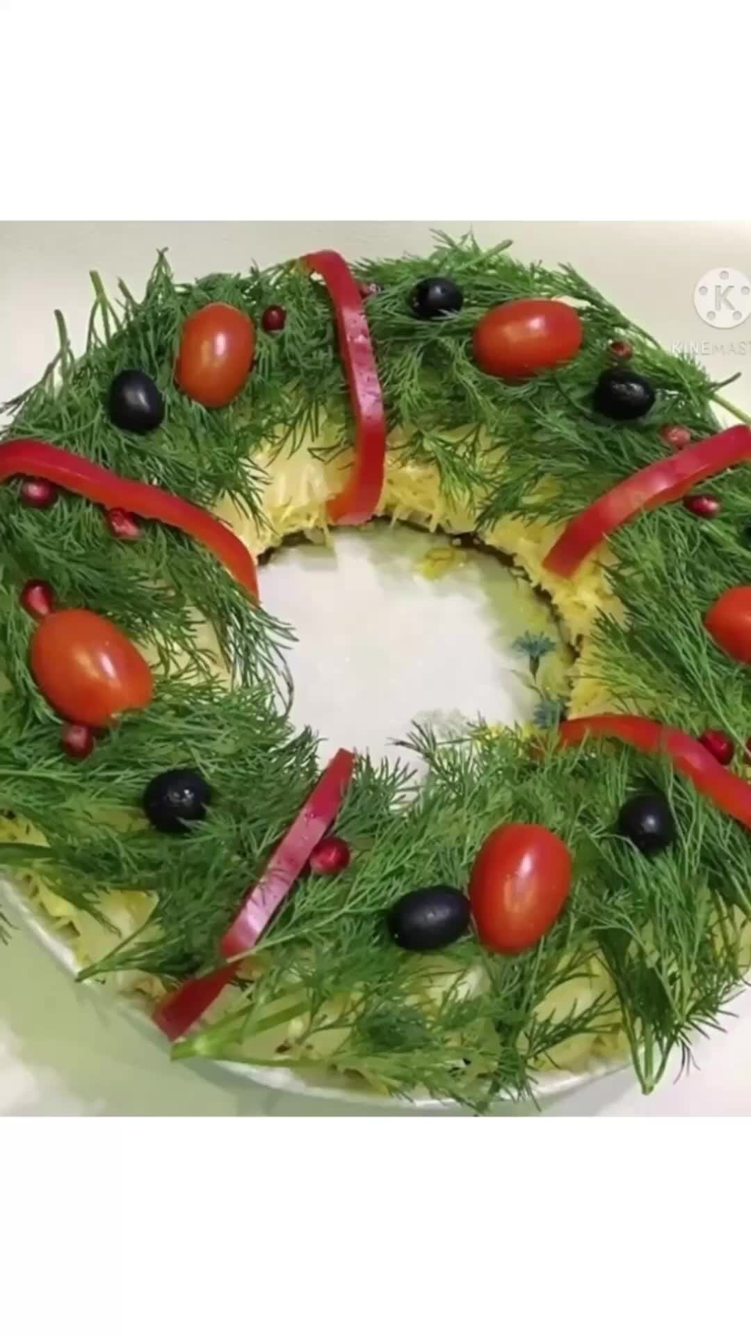 Вкусный салат на новогодний стол 2023. Новогодние салаты. Украшение салатов. Необычное украшение салатов. Красивые салаты на новый год.