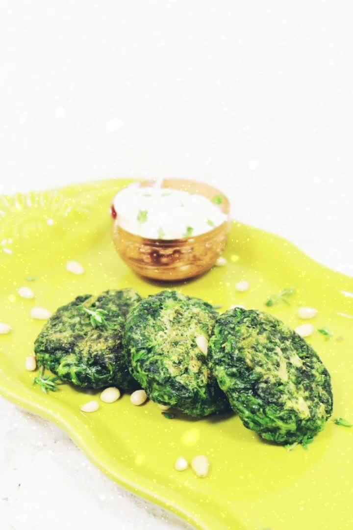 шпинатные котлеты. веганские котлеты из брокколи. овощные котлеты со шпинатом. котлеты со шпинатом. куриные котлеты со шпинатом.