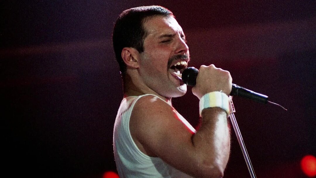 Шоу должно быть. Show must go on текст. The show must go on перевод на русский текст. Фредди меркьюри квин шоу маст гоу. Forever freddie mercury 1991.