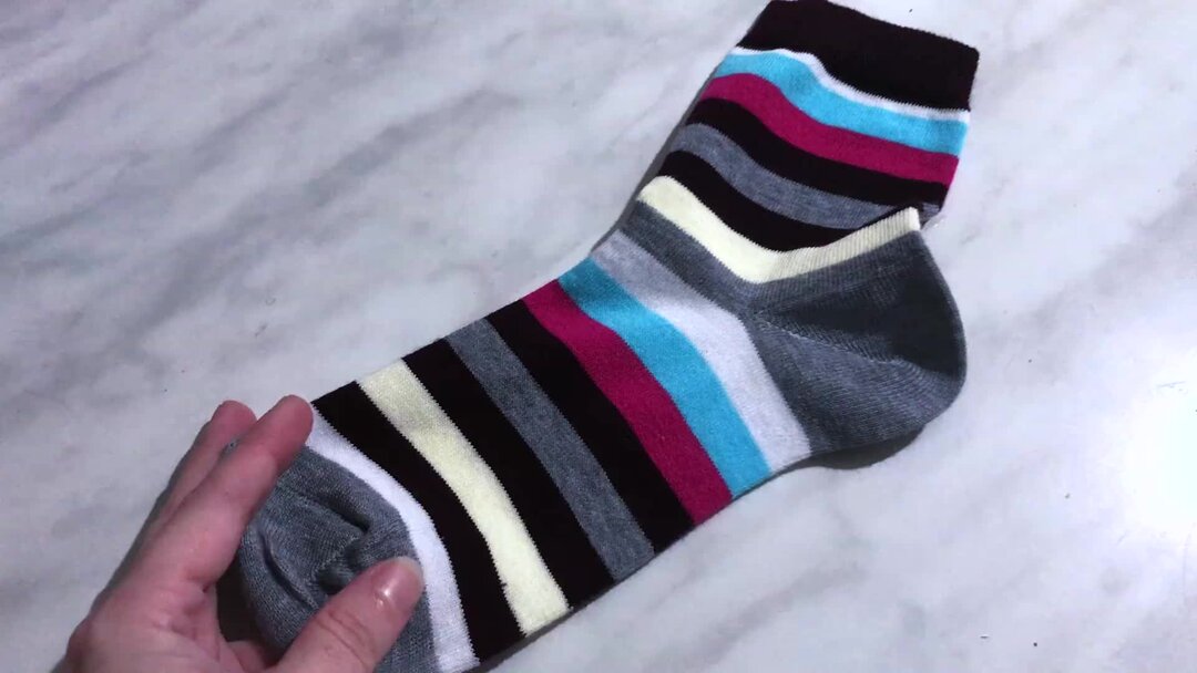 Взяла полосатый носок и надела на стеклянную бутылку от минералки. Мое ...