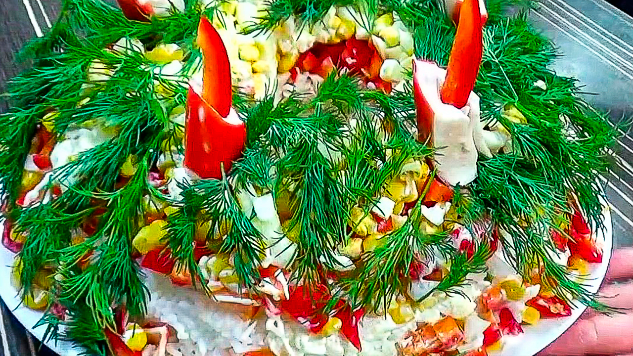 украшение новогодних салатов. украшение салатов. оливье с раковыми шейками. красивые салаты на новый год. новогодний салат оливье.