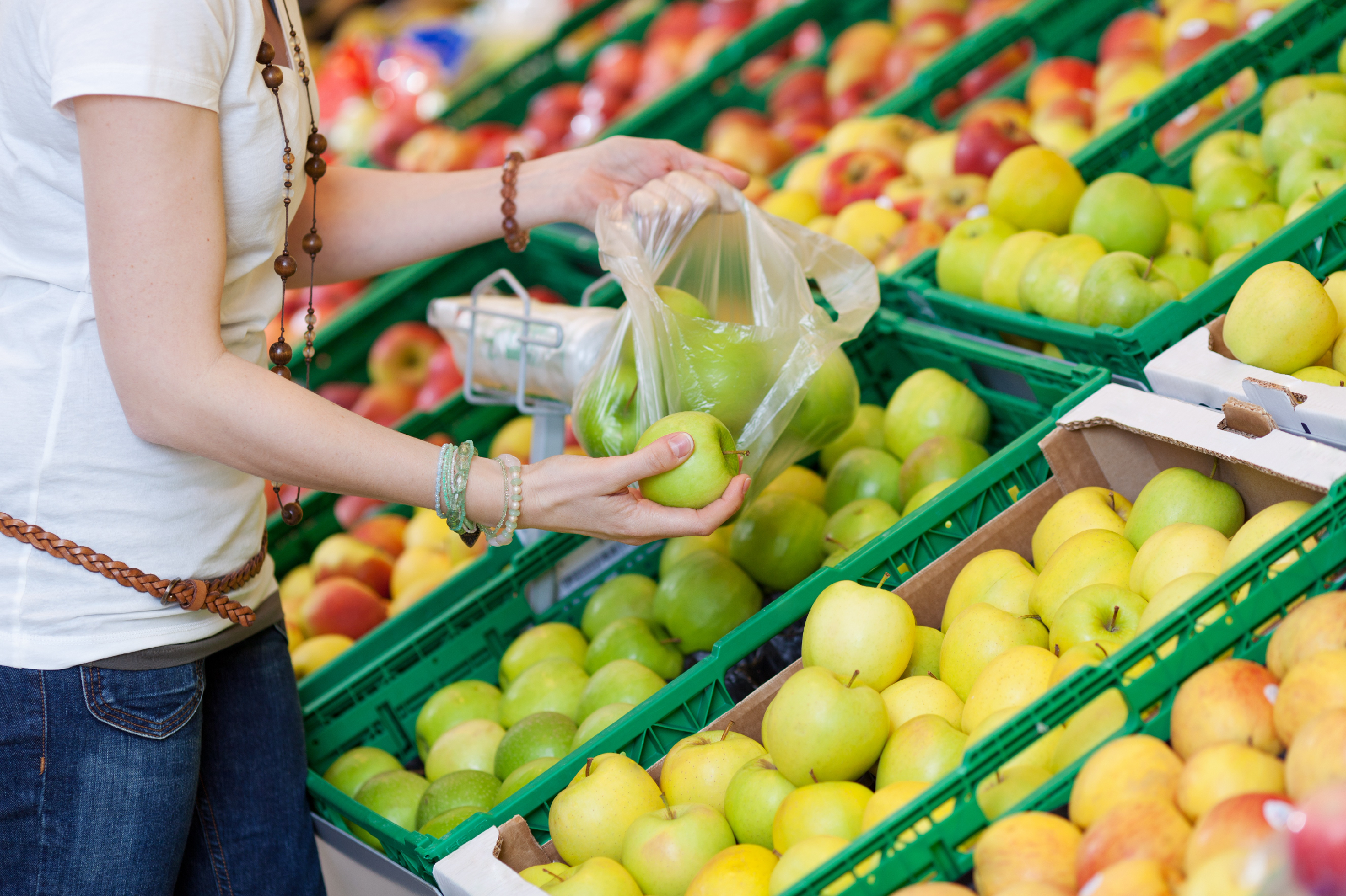 Яблоки купить рынок. Фрукты в супермаркете. Яблоко магазин. Яблоки на прилавке. Выбирает фрукты.