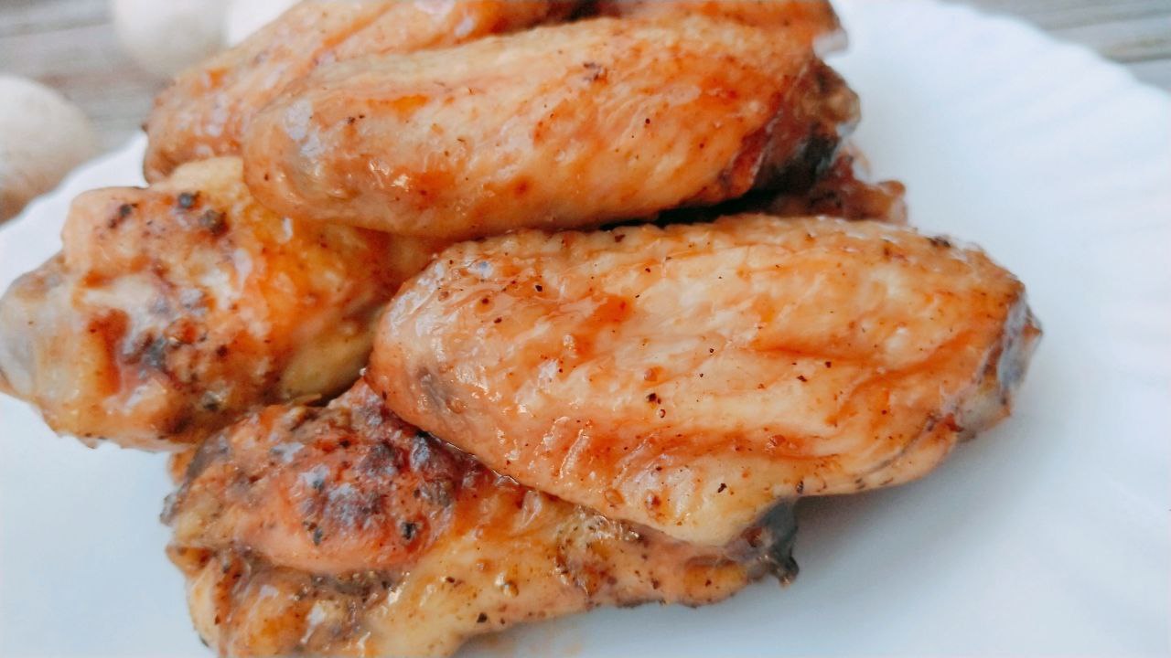 блюда из куриных крылышек. крылышки в медово-горчичном соусе. крылья вкусно и точка. крылышки. шашлык из куриных крылышек на мангале.