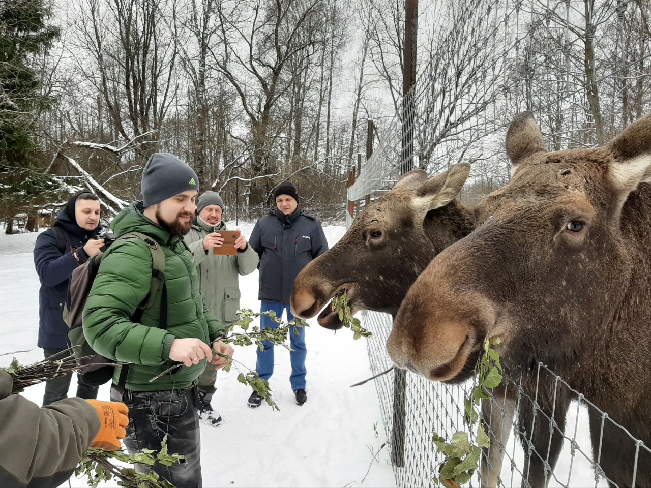 сотрудники московского зоопарка