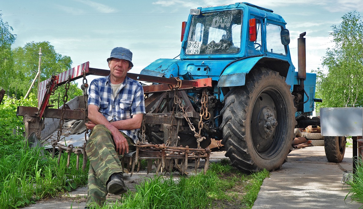 Стал сильный фермер. Тракторист. Трактор колхоз. Сельский трактор. Трактора в сельской местности.