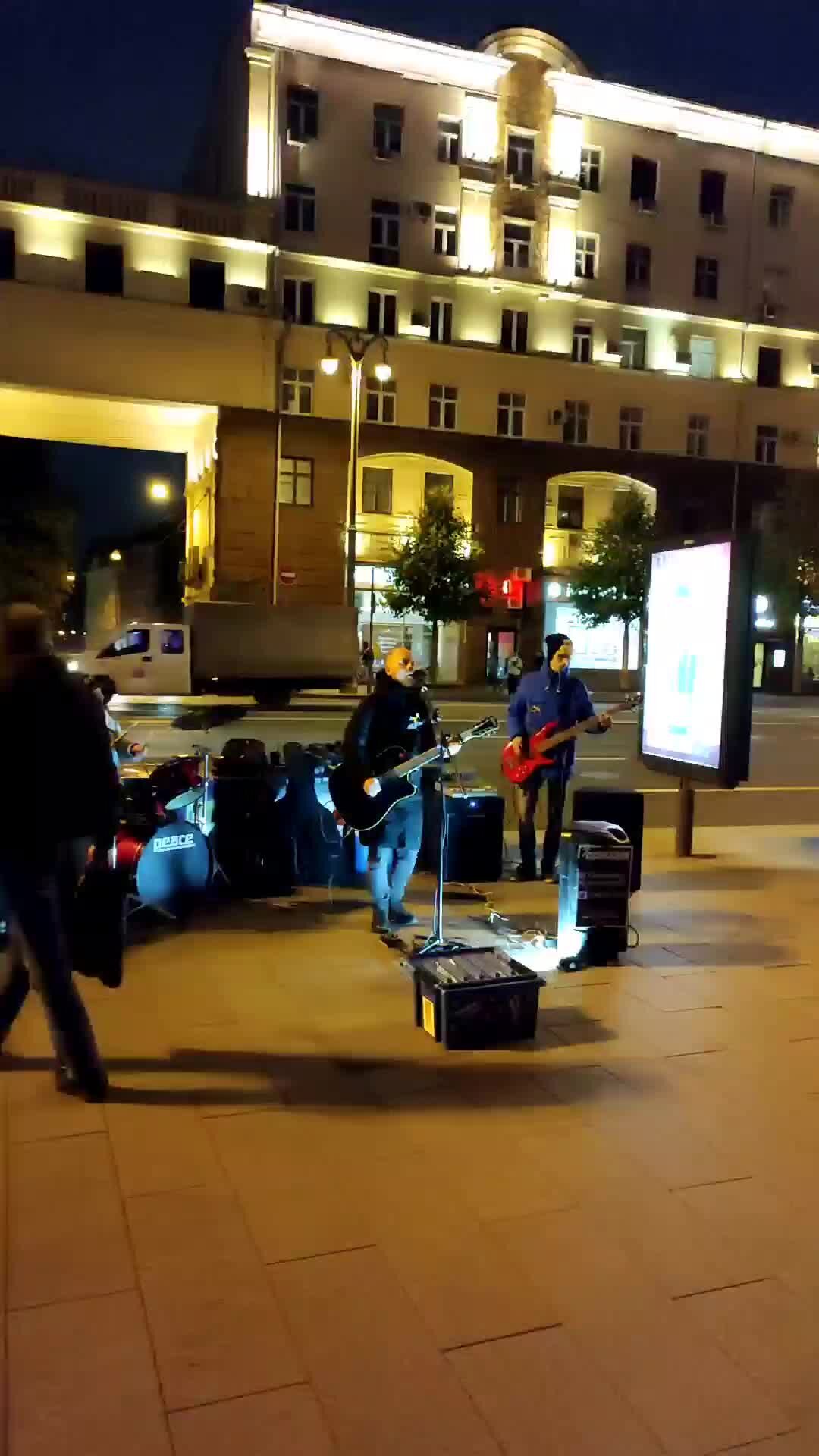 Не Без Приключений | В центре Москвы парень круто спел песню 