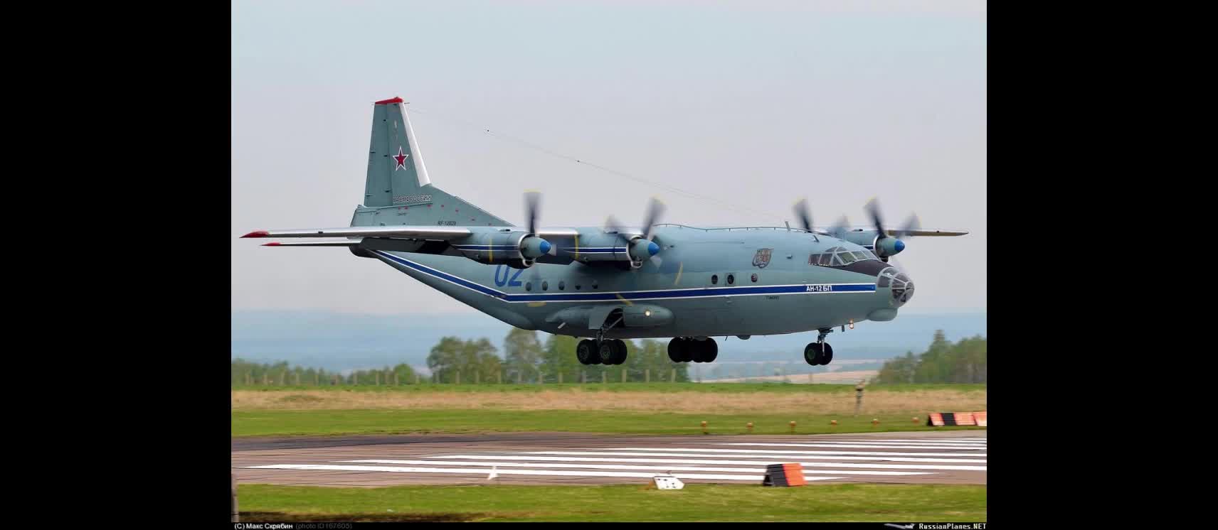 Самолет ан. Самолет АН 12. АН-12 транспортный самолёт. АН 12 грузовой самолет. Грузовой военный самолет АН 12.