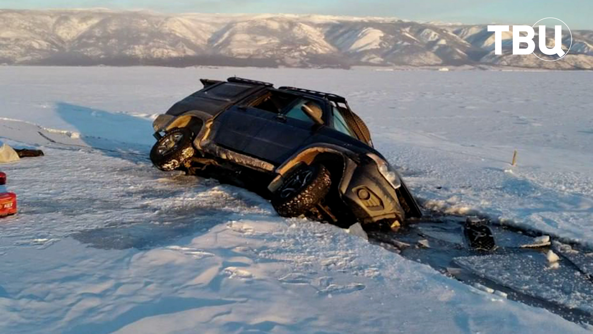 Трещина на байкале. Машина на льду Байкала. Джип на льду Байкала. Машина провалилась под лед на Байкале. Лед Байкала.