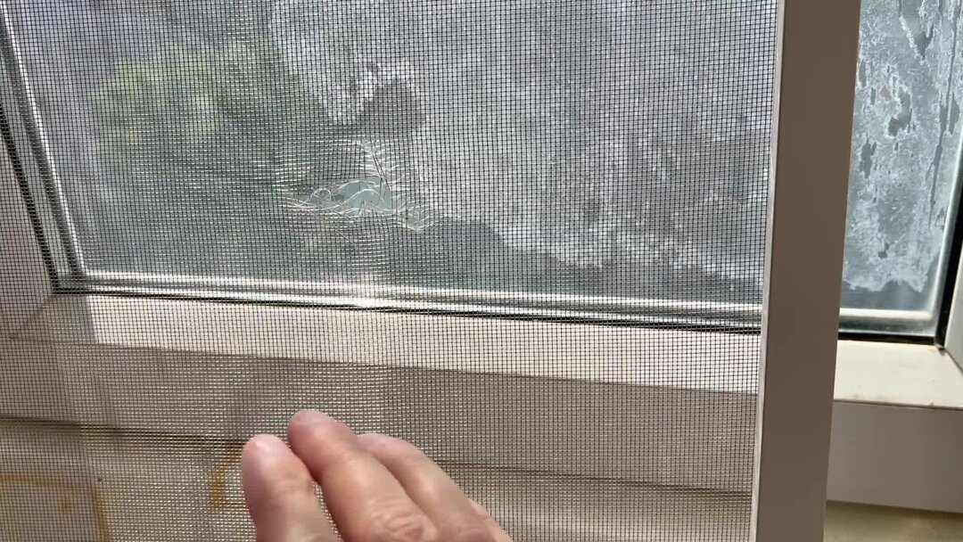 Как легко починить порванную москитную сетку подручными средствами ...
