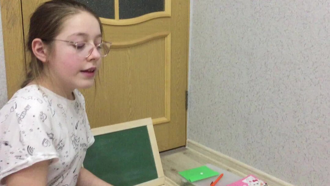 Учительница проверяет тетради. Учительница читала сочинения и плакала. Проверил учительница. Учительница из сахалина раздела. Проверил учительница.