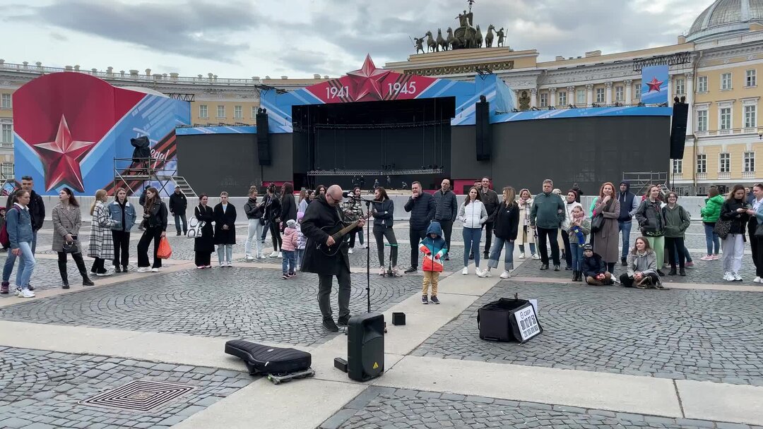 Дворцовая площадь 27 января 2024. Инсталляция мариуполь дворцовая площадь. Дворцовая площадь и гостиный двор. Питер дворцовая площадь. Центр питера площадь невского.