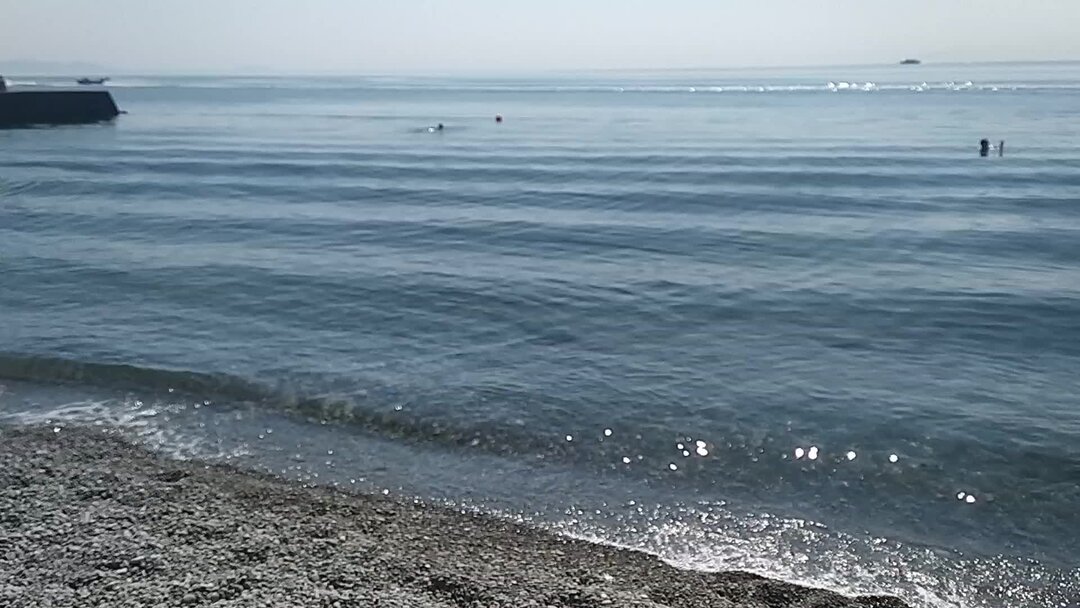 Алушта вода в море сейчас. Алушта море. Алушта пляж в июле. Сочи море январь.