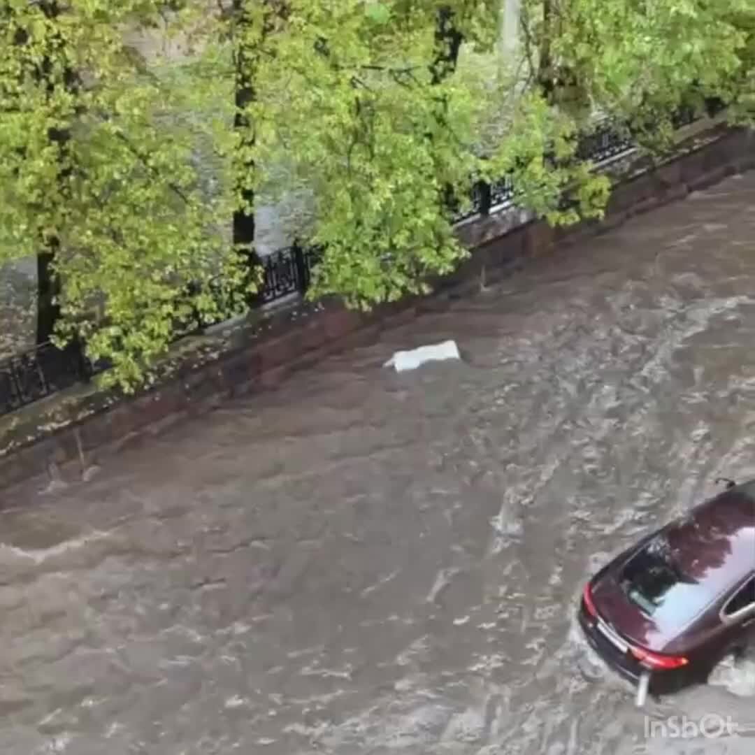 Дождь в москве фото