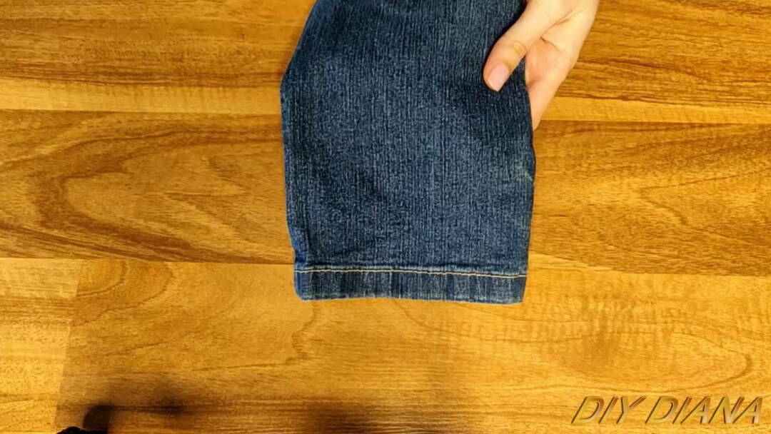 Подшить джинсы с сохранением ф. Подрубить джинсы. Подгибка джинс с сохранением фабричного шва. Обрезанные джинсы. Джинса обрезанная ткань.