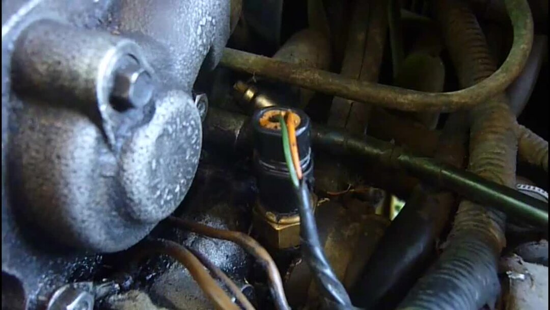 Датчик температуры сильно влияет на расход бензина. Проверить его можно ...