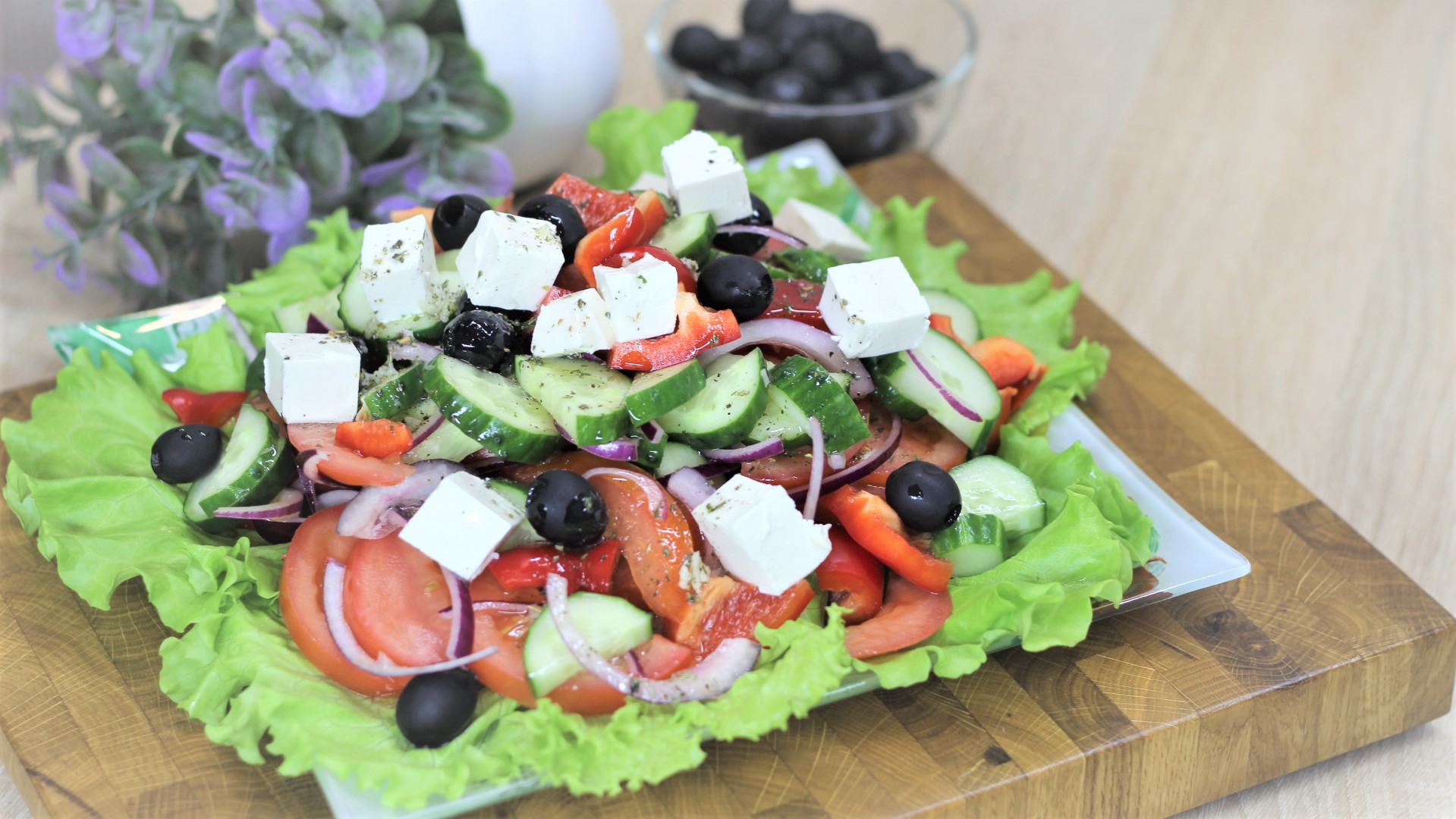 Греческий салат с фетаксой. Греческие маслины. Греческий салат с пекинской капустой. Фетакса помидоры,огурцы перец маслины. Салат греческий классический с фетаксой.