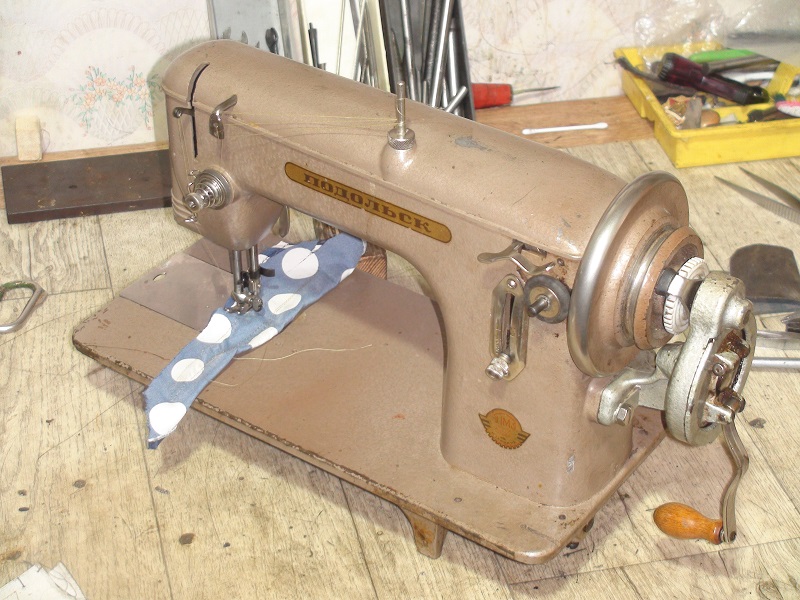 Швейная машина подольск 100. Пмз. Ножки для швейной машинки. Лок машинка швейная. Подольск 100.