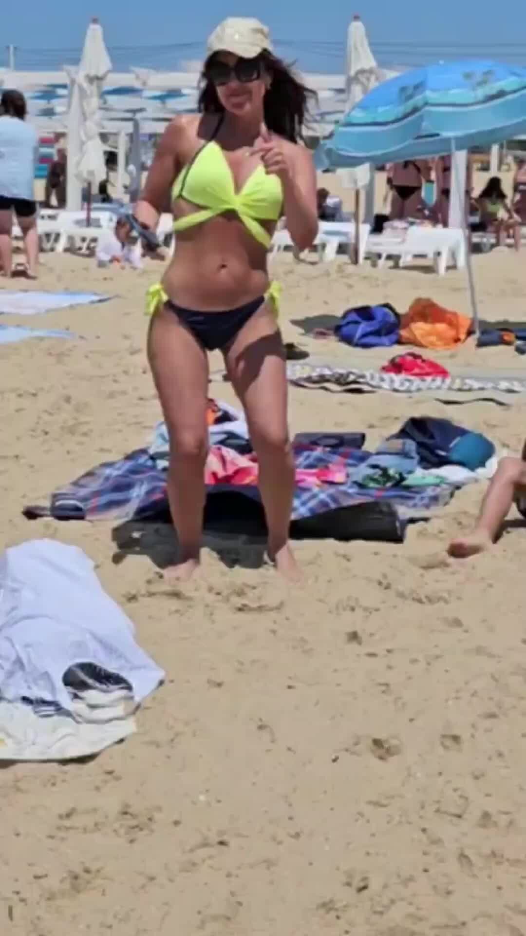 Девушка в бикини (и без, голая) на каменистом пляже возе моря. Фото