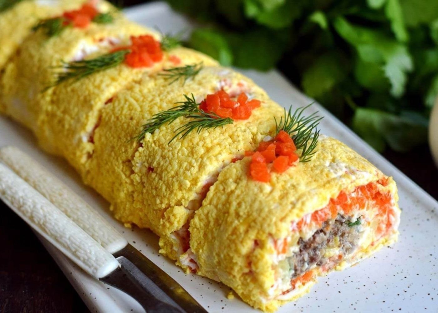 царский рулет с красной рыбой рецепт. ролл мимоза. рулет с красной рыбой наша кухня. царский рулет с красной рыбой. рецепт салата рулет с красной рыбой.