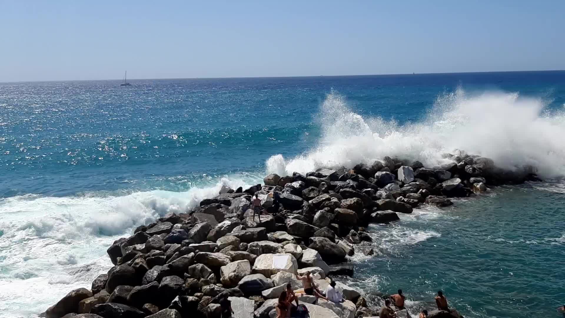 Алушта волнение моря на сегодня. Взволнованное море. Море волнуется фото. Волны бьются о скалы. Волнения на море картинки.