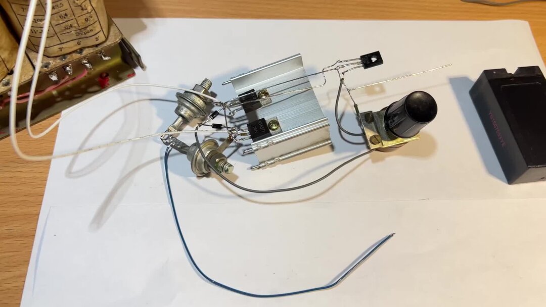 Регулируемое зарядное устройство для авто аккумулятора.В диодном мосте ...
