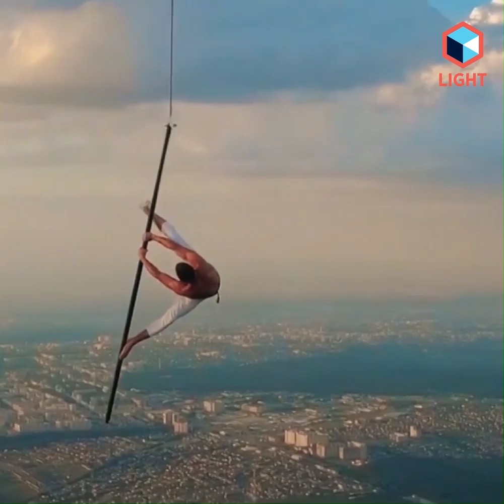 танец с воздушным шаром. танец с воздушными шарами. девушка с шариками. танец воздушными шарами. воздушный шар.