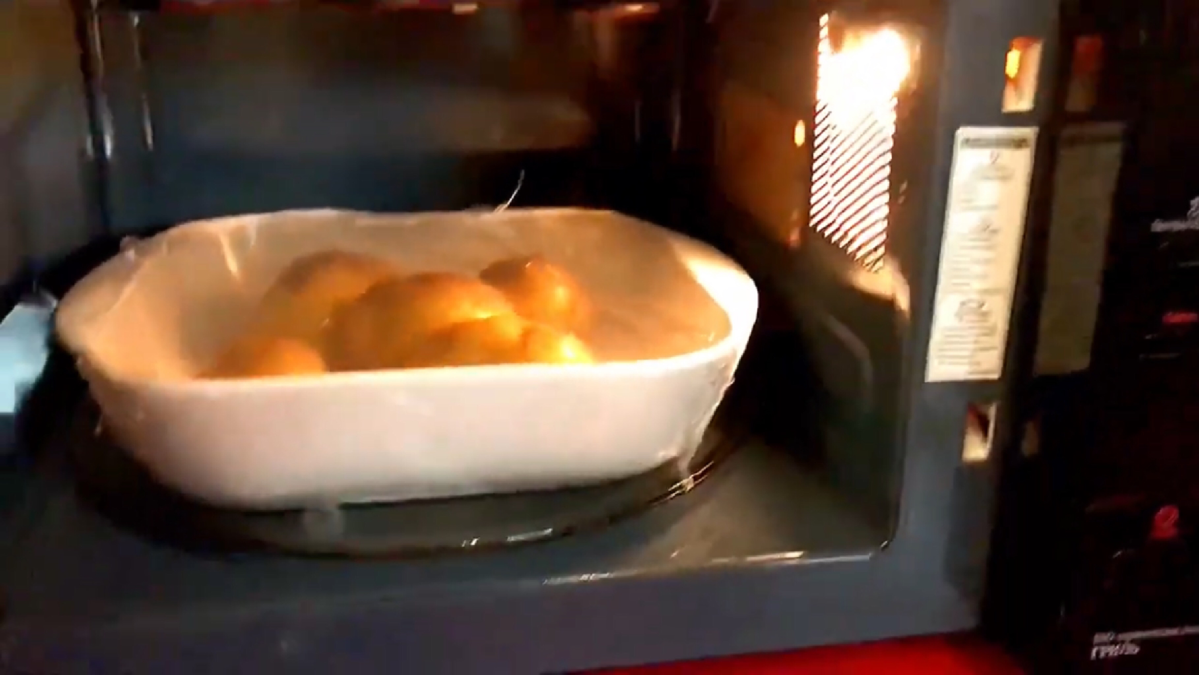 Картошка в микроволновке сколько времени. Картошка в микроволновке. Картошка в микроволновке в пакете. 5 Минут картошка. Сколько готовить картофель в микроволновке по времени.