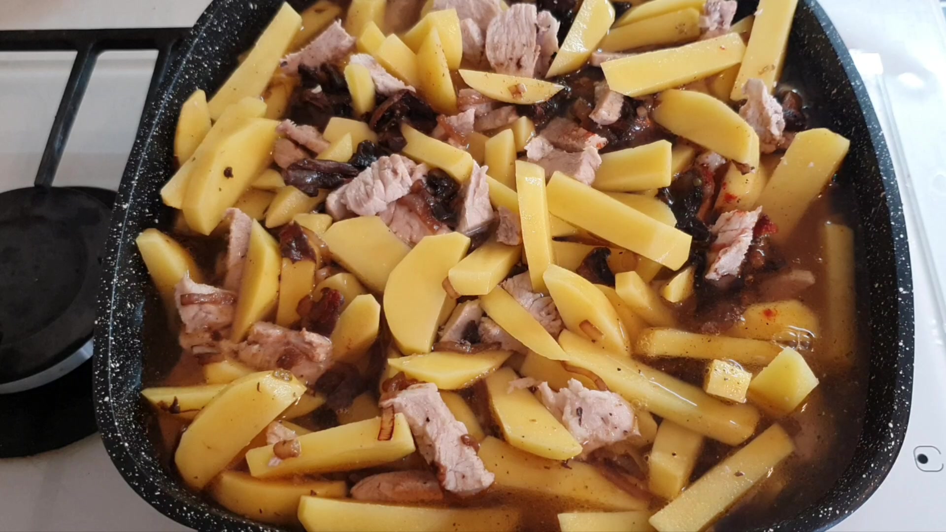 Кухня наизнанку тушеная картошка. Жареная картошка с ребрышками на сковороде. рёбрышки с картошкой на сковороде. свиные рёбрышки на сковороде с картошкой. жареные свиные ребра с картошкой на сковороде.