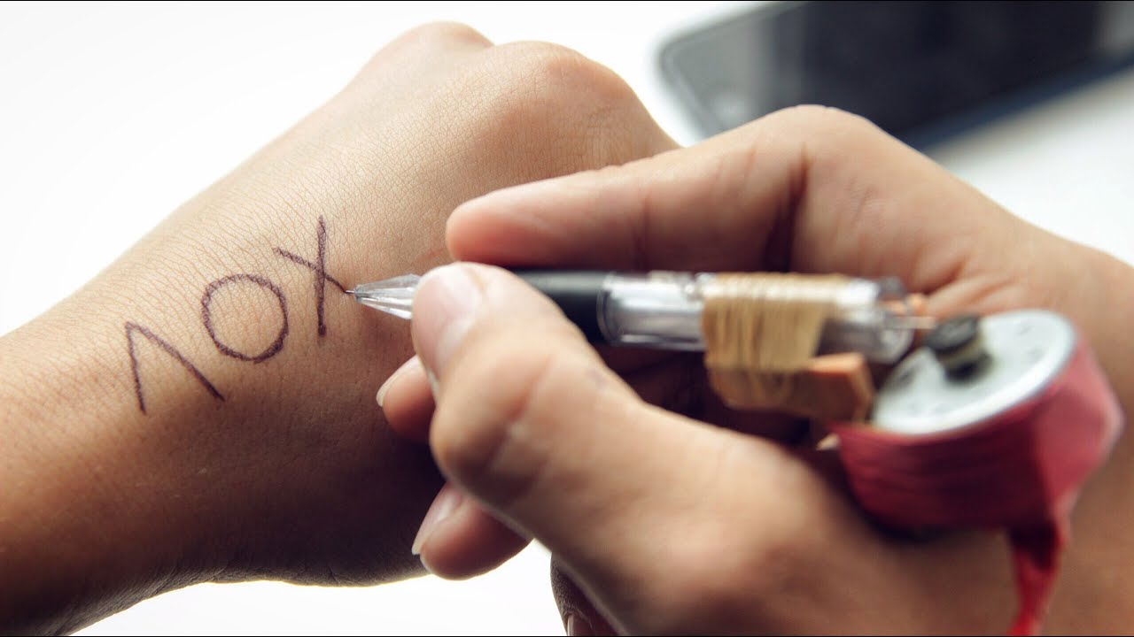 Тату машинка в дом условиях. Тату машинка из подручных средств. Самодельная машинка для наколок. Тату машинка из машинки для стрижки. Как сделать самодельную татуировку.