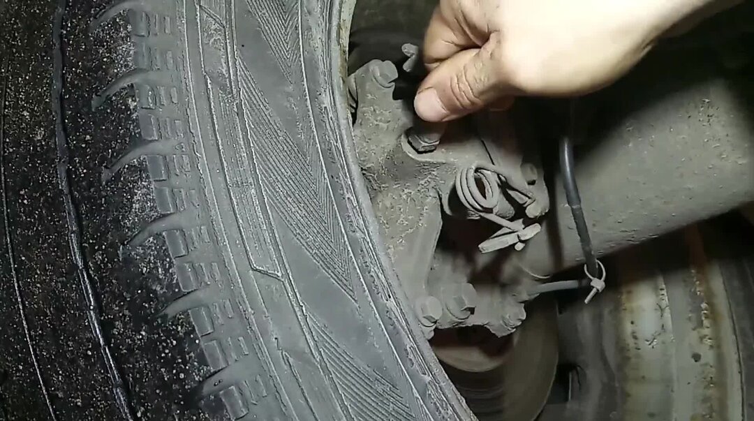 Форд куга стук в передней подвеске на мелких кочках. Колеса с стопами. Скрип в переднем колесе. Стук в задней подвеске при езде по неровностям форд куга. Стучит колесо после.