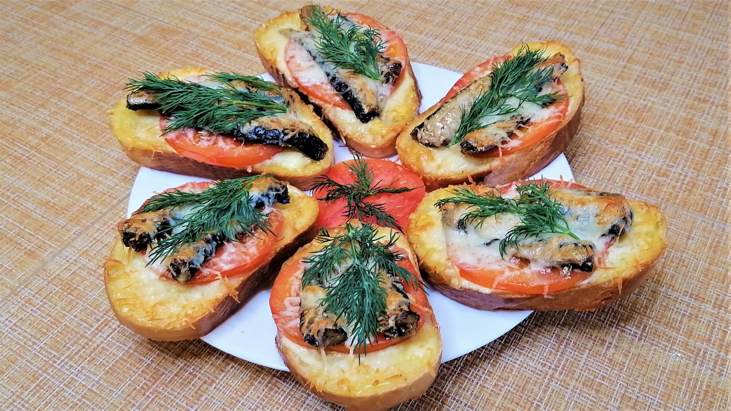 бутерброды со шпротами в духовке. как приготовить бутерброды со шпротами в духовке. бутерброды со шпротами в духовке с сыром. горячие бутерброды со шпротами в духовке. горячие бутерброды со шпротами.