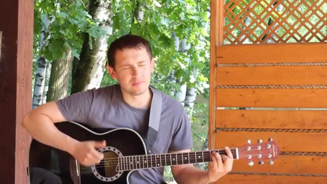 Мужчина поет под гитару