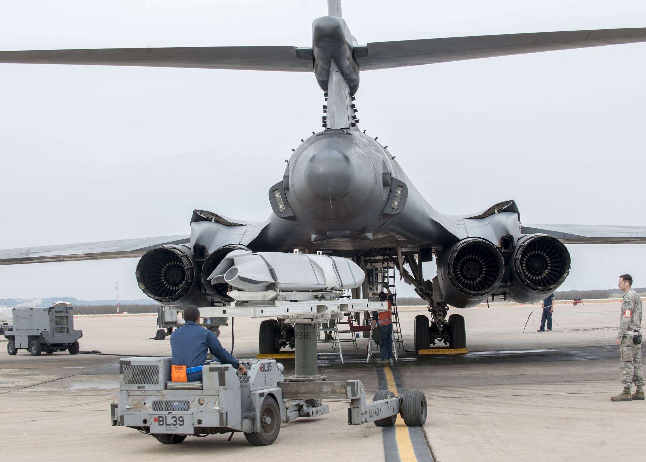 B1 b3 b8. AGM-158 B-1b Lancer. Rockwell b-1 Lancer ВВС США. B-1b Lancer вооружение. B-1 Lancer вооружение.