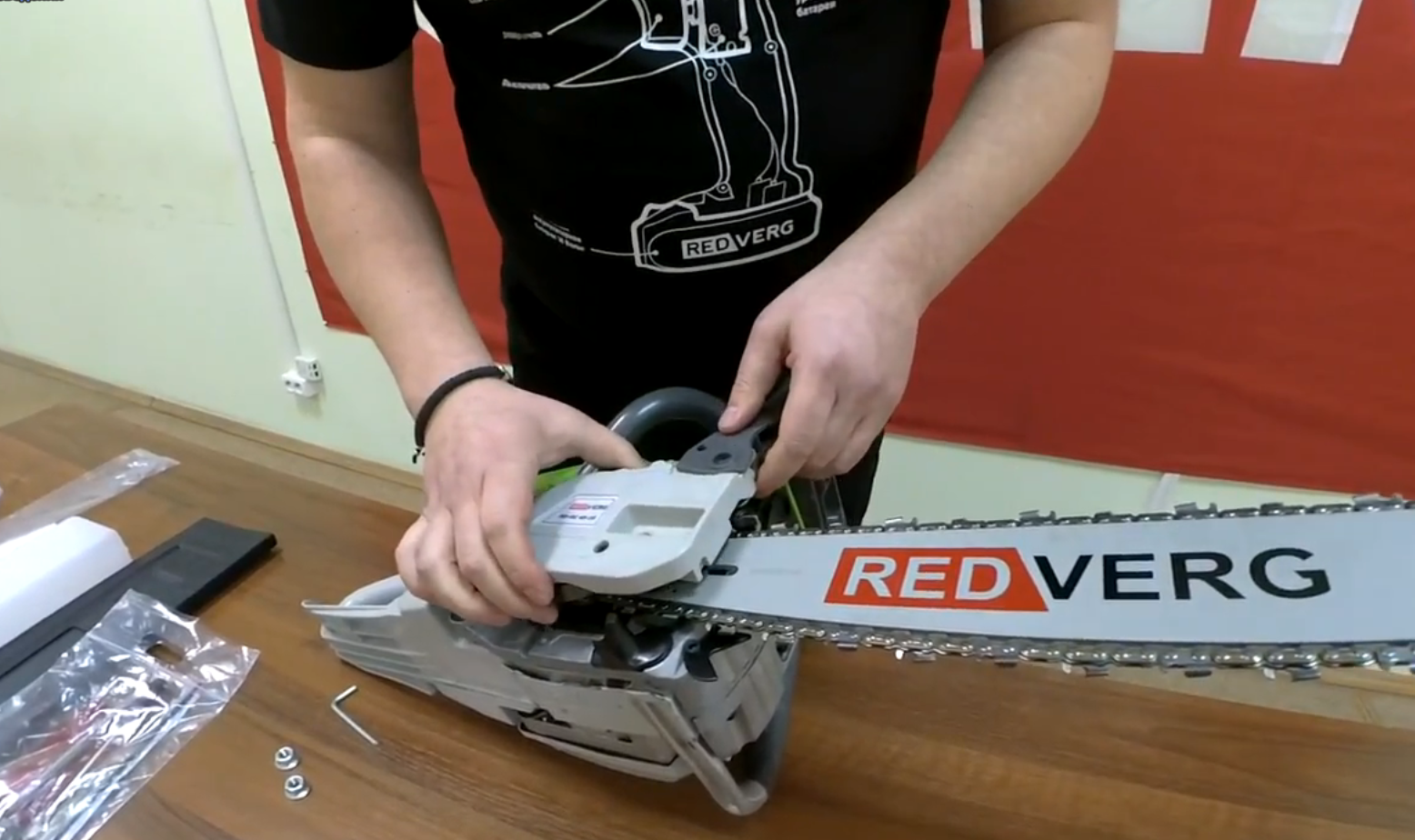 Бензопила stihl 180 сборка тормоза. Детальная сборка бензопилы хускварна 118db. Как правильно собрать пилу. Картер бензопилы goodluck 5800. Система смазки бензопилы штиль 180.