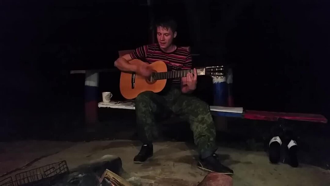 Папа караоке. Папе чтобы простил. Парень плачет под дождем. Песенка про папу. Закшевский песня отец.