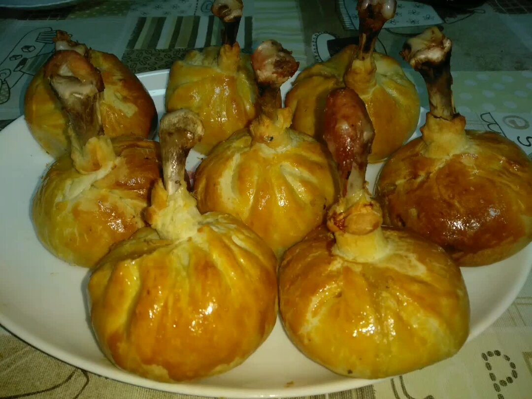 Курица в мешочке. Ножка в слоеном тесте. Курица в мешочке из теста. Мясные мешочки. Куриные мешочки с начинкой в духовке.