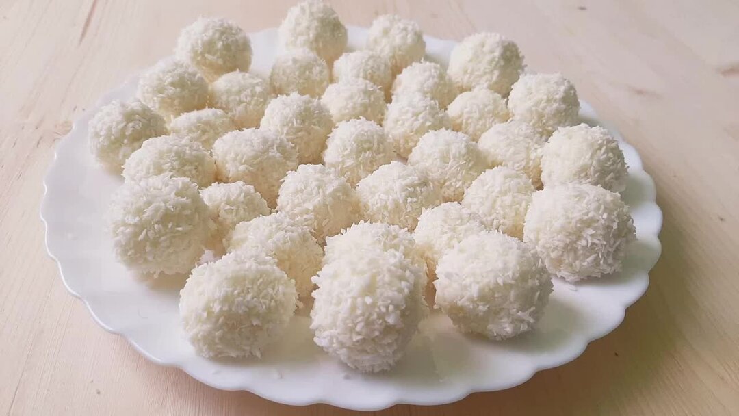 Конфеты рафаэлло из кокосовой стружки. Пирожное рафаэлло. Печенье рафаэлки. Домашние конфеты рафаэлло. Конфеты рафаэлло из кокосовой стружки.