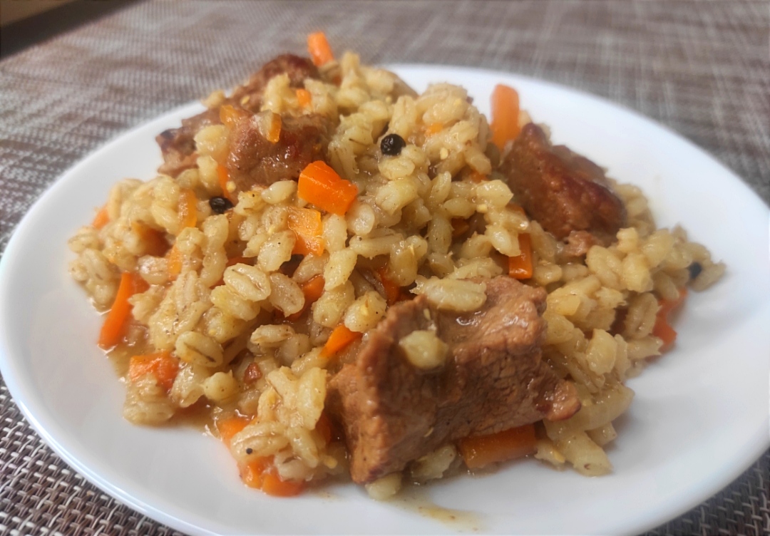 перловая каша разваристая. каша перловая с морковью и луком. перловая каша с грибами и луком и морковью. перловка в гр. перловка в гр.