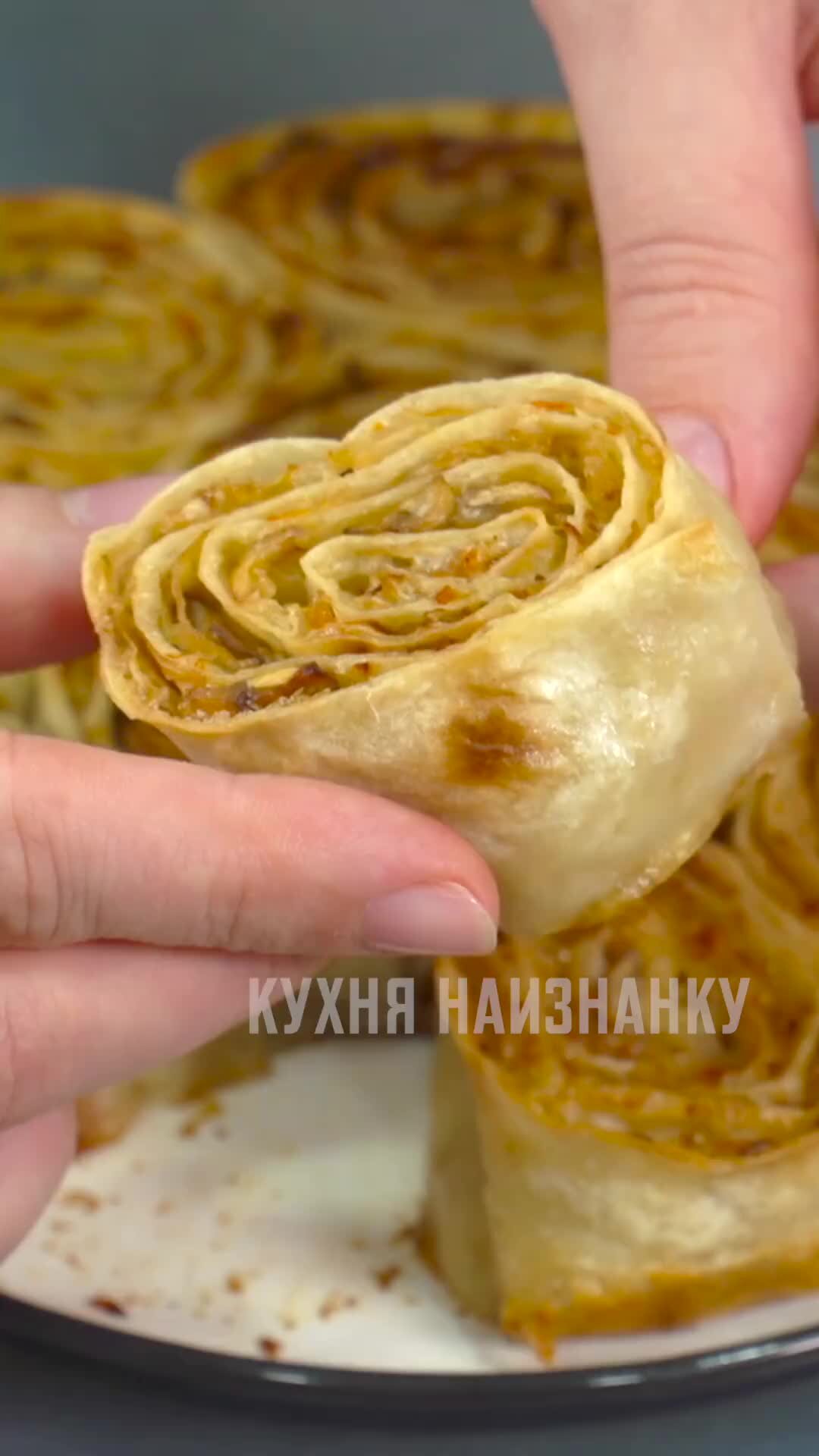 Кухня наизнанку | Просто завернула в лаваш квашеную капусту и грибы:  вкусно, сытно и даже на праздничный стол можно подавать (рулетики с  квашеной капустой и грибами) | Дзен