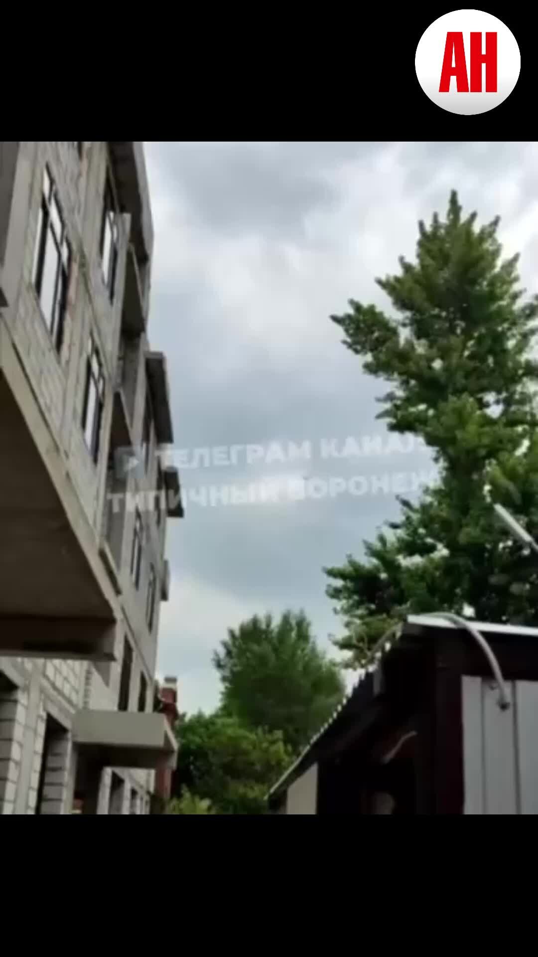 Многоквартирное здание. Прилетело в воронеже сегодня. Озерки воронеж в 1992. Прилетело в воронеже сегодня. Обстрел воронежа.