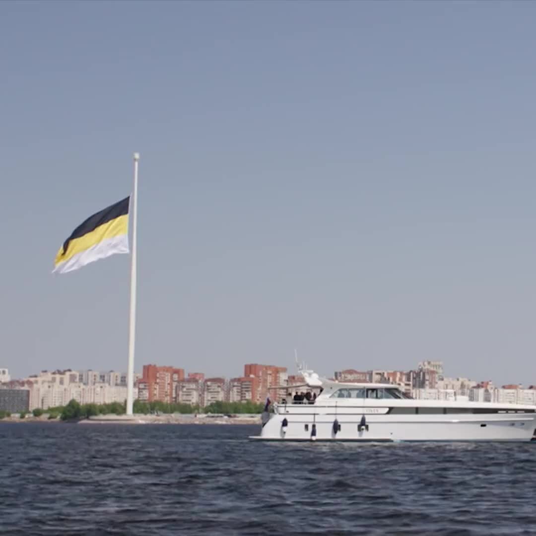 Подняты флаги в петербурге. Флагшток сср парк 300 летия санкт-петербурга. флаги санкт-петербурга лахта.