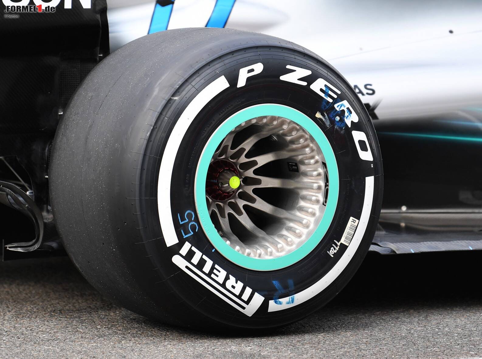 Оне колесо. Колесо болида f1. Диски формулы 1 Мерседес. Шины болида f1. Формула f1 колесо.