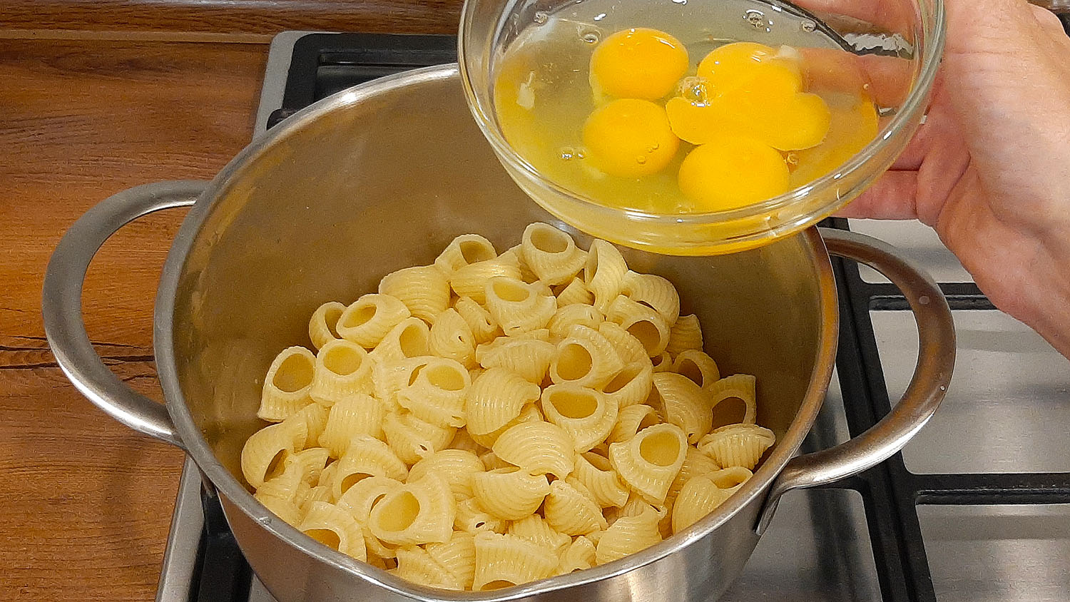 Сколько варить макароны ракушки. Сколько варить макароны макфа. Макароны ракушки. Чтобы макароны не слипались после варки. Макароны ракушки отварные.