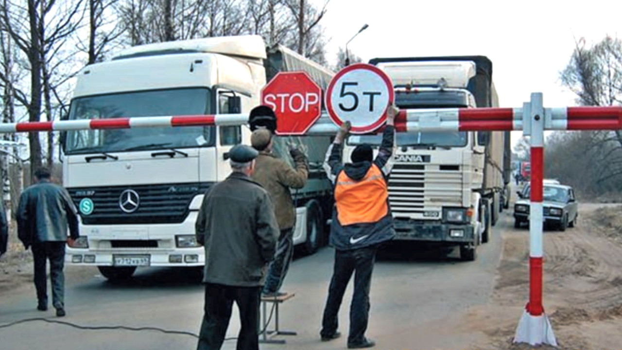 Дороги закрыты на просушку. Коррупция на дорогах. Ограничение по высоте на дорогах для грузовиков. Весенняя просушка дорог 2023. Фура на дороге.