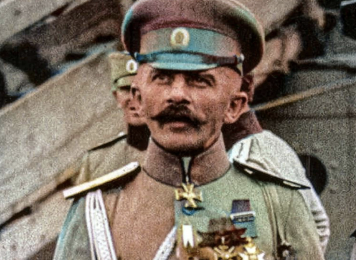 Командующий белогвардейскими войсками. Командующий белогвардейскими войсками. Командующий белогвардейскими войсками. Кутепов 1919. Командующий белогвардейскими войсками.