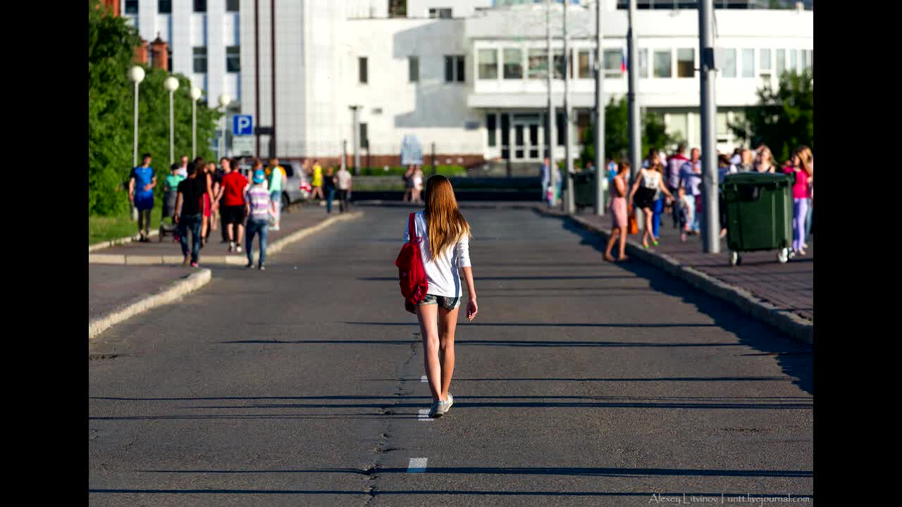 Босиком по улице. Девушка идет по улице. Ходьба по городу. Девочка идет по улице. Девушка гуляет по городу.